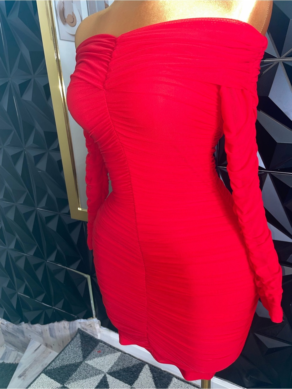 🔥👗Off-Shoulder Ruched Bodycon Dress in Bright Red